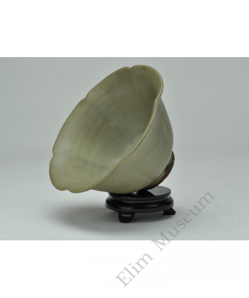 1116 A celadon glaze lotus petal-shaped bowl 